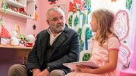 Nimm Du ihn – Opa Xaver (Branko Samarovski) trifft zum ersten Mal auf seine Enkeltochter Anabell (Anja Tillmann).