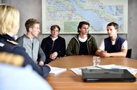 WaPo Bodensee – Nele (Floriane Daniel, l.) befragt die Schüler eines renommierten Internats. Maximilian (Lorenzo Nedis Walcher, 2.v.l.), Jan-Friedich (Kloser Flurin Giger, M.), Alexander (Rafael Haider, 2.v.r.) und Joris (Thimo Meitner, r.) zeigen sich schockiert über den Unfall.