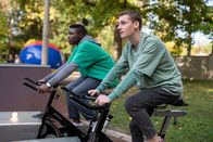 Schloss Einstein – Badu (Arnold Markuissie, li.) und Viktor (Fridolin Sommerfeld, re.) müssen sich auf den Spinning-Rädern ganz schön ins Zeug legen.