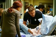 Code Black – Während Leanne sich den Vorgaben widersetzt, versuchen Willis (Rob Lowe, r.) und Noa (Emily Tyra, l.) mit einem autistischen Mädchen zu kommunizieren ...