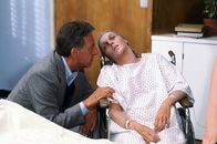 Quincy – Quincy (Jack Klugman, l.) betreut in Vertretung des Psychiaters Dr. Pendleton dessen unheilbar an Krebs erkrankte Patientin Kay Silver (Tyne Daly, r.).
