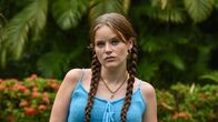 Death in Paradise – Bei der Präsentation einer Hautcreme kommt es zu einem anaphylaktischen Schock mit tödlichem Ausgang. Das Ermittlerteam geht dem rätselhaften Fall nach.