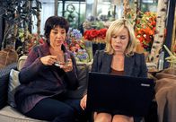 Rote Rosen – ARD ROTE ROSEN FOLGE 1184 Uhr im ERSTEN. Merle (Anja Franke, l.) und Katja (Saskia Valencia, r.) finden heraus, dass Jan Dieck sich hinter Merles Chat-Traummann verbirgt.