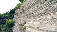 Pulverfass Vulkaneifel – Vulkanische Gesteinsschichten an der Wingertsbergwand in der Nähe vom Laacher See.