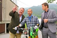 Die Rosenheim-Cops – Die Rosenheim-Cops Korbinian Hofer (Joseph Hannesschläger, l.) und Sven Hansen (Igor Jeftic, r.) möchten mehr im aktuellen Fall herausfinden und befragen den Mountainbiker Peter Niemann (Maximilian Allgeier, M.).