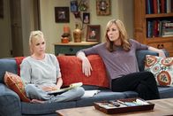 Mom – Christy (Anna Faris, l.); Bonnie (Allison Janney, r.)