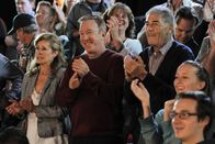 Last Man Standing – Mike (Tim Allen, M.) geht gemeinsam mit Eve und Justin zu einem Spiel der Broncos. Während Justin gerade beim Imbissstand ist, verkündet der Stadionsprecher, dass ausgerechnet seine Platznummer die Chance hat, bei einem Gewinnspiel einen Preis zu gewinnen. Das Schicksal nimmt seinen Lauf, als Eve an Justins Stelle aufs Feld geht ...
