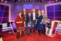 Meister des Alltags – Florian Weber stellt in seinem Wissensquiz „Meister des Alltags“ die Alltagstauglichkeit seiner prominenten Kandidaten auf die Probe. „Meister des Alltags“ spendet seinen Gewinn einem guten Zweck. v.li. Alice Hoffmann, Christoph Sonntag, Florian Weber, Enie van de Meiklokjes und Bodo Bach.