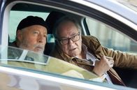 Rentnercops – Die Rentnercops Reinhard Bielefelder (Bill Mockridge, l.) und Klaus Schmitz (Hartmut Volle, r.) observieren aus dem Wagen.