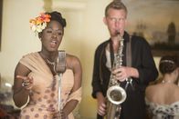 Father Brown – Die Jazzsängerin Yveline Lafond (Michelle Asante) und der Saxofonist Joseph Sinclair (Paul Thornley) beeindrucken Father Brown mit ihrer Musik. Er bietet der Band einen Schlafplatz an. Noch kann niemand ahnen, welche Tragödie sich ereignen wird.