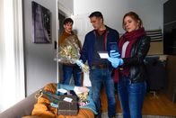 Der Staatsanwalt – Jonas Domaschke (Dominik Weber, l.) ermöglicht Oberkommissar Max Fischer (Max Hemmersdorfer, M.) und Hauptkommissarin Kerstin Klar (Fiona Coors, r.) den Zugang zum Zimmer des Opfers.