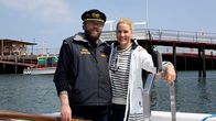 Inselgeschichten – Judith Rakers mit Börteboot-Kapitän Bernhard Willich.
