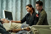 Chicago Fire – Chicago Fire Staffel 6 Folge 7 Am Krankenbett: Daniel Zacapa als Ramon Dawson, Monica Raymund als Gabriela Dawson, Jon Seda als Antonio Dawson Copyright: SRF/NBC Universal