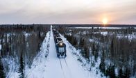 Legendäre Zugabenteuer – Idyllische Einöde: Im hohen Norden Kanadas durchqueren die Güter- und Personenzüge der VIA Rail karge Schneelandschaften.