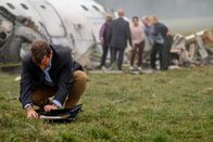 Mayday - Alarm im Cockpit – REENACTMENT - Surviving passenger of Ansett New Zealand Flight 703 William McGrory (played by Benjamin James) searches for his cell phone among the debris to call for help. (Cineflix 2020/Darren Goldstein)