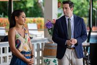 Death in Paradise – Während der Ermittlung können DS Cassell (Josephine Jobert) und DI Parker (Ralf Little) schnell einen Hauptverdächtigen festmachen. Doch ein vermeintliches Alibi des Verdächtigen stellt die beiden vor ein Rätsel.