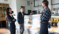 Elementary – Joan (Lucy Liu, l.) und Sherlock (Jonny Lee Miller, M.) beim Metzger: Wie hängt der Tod eines mit Wurst vergifteten Mannes mit dem Durchbruch einer Produktionsstätte für künstliches Fleisch zusammen?