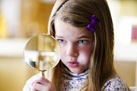 Young Sheldon – Will ihren ersten Nachmittag Zuhause ohne Aufsichtsperson für etwas Besonderes nutzen: Missy (Raegan Revord) ...