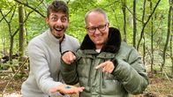 Jason und die Haustiere – Jason und Dirk Rohwedder im Wald - mit einem Käfer aus Plastik.