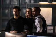 Wild Cards – (v.l.n.r.) Cole Ellis (Giacomo Gianniotti); Detective Yates (Amy Goodmurphy); Detective Simmons (Michael Xavier)