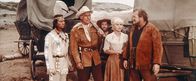Unter Geiern – L-R: Pierre Brice als Winnetou, Stewart Granger als Old Surehand, Elke Sommer als Annie Dillman, Walter Barnes als Martin Bauman Sr.