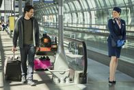 Love is in the Air – Jede Woche am Dienstag fliegt Flugbegleiterin Charlotte (Jasmin Gerat, r.) nach New York. Eines Tages muss sie einen unter starker Flugangst leidenden Gast, Klaus (Oliver Mommsen, l.), intensiv betreuen - mit weitreichenden Folgen ...
