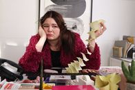 Hacks – Kayla (Megan Stalter) ist frustriert und enttäuscht, weil sie nicht mehr an Jimmys Seite arbeiten darf – doch wie geht sie mit dieser Situation um?