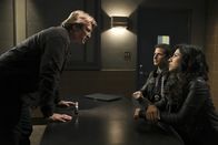 Brooklyn Nine-Nine – Mark Devereaux (Nathan Fillion, l.), Jake Peralta (Andy Samberg), Rosa Diaz (Stephanie Beatriz)