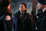 Chicago Fire – Gezeichnet vom Unfall, l-r: Hanako Greensmith als Violet Mikami, Andy Allo als Wendy Seager, Tim Hopper als Captain Tom Van Meter