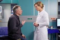 In aller Freundschaft – Dr. Lea Peters (Anja Nejarri) erfährt von Claus Wieding (Johannes Hitzblech), dass er an einer pharmakoresistenten Epilepsie leidet. Die einzige Rettung wäre eine OP, die neben vielen Risiken auch das Sprachvermögen beeinträchtigen könnte. Für den hauptberuflichen Übersetzer war das bisher keine Alternative. Lea bittet ihn darum, seine bisherigen Befunde einsehen zu können.