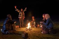 We Are Lady Parts – Am Lagerfeuer schöpfen Momtaz (Lucie Shorthouse, l.), Saira (Sarah Kameela Impey, 2.v.l.), Bisma (Faith Omole, M.), Ayesha (Juliette Motamed, 2.v.r.) und Amina (Anjana Vasan, r.) neue Kraft für den Soundsmash-Vorentscheid.