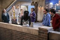 The Big Bang Theory – Noch ahnen (v.l.n.r.) Amy (Mayim Bialik), Sheldon (Jim Parsons), Penny (Kaley Cuoco), Raj (Kunal Nayyar), Leonard (Johnny Galecki) und Howard (Simon Helberg) nicht, dass ein Streit schon bald für Schwierigkeiten in ihrem Freundeskreis sorgen wird ...