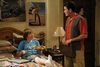 Two and a Half Men – Die Angst, bald das Zeitlich zu segnen, lässt Charlie (Charlie Sheen, r.) kurzzeitig zu einem anderen Menschen werden. Sein Neffe Jake (Angus T. Jones, l.) ist über das Verhalten etwas verwundert ...