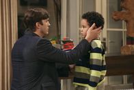 Two and a Half Men – Finden beide neue Spielkameraden: Walden (Ashton Kutcher, l.) und Louis (Edan Alexander, r.) ...