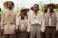 12 Years a Slave – Als der freie Afroamerikaner Solomon (Chiwetel Ejiofor, vorne, 2.v.r.) entführt und in die Sklaverei verkauft wird, landet er zusammen mit anderen Sklaven, wie dem gutmütigen, aber immer schwächer werdenden Abram (Dwight Henry, l.), auf der Baumwollplantage eines brutalen Sklaventreibers, der die Afroamerikaner bis in den Tod schuften lässt ...
