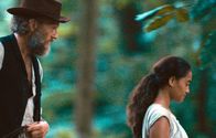 Gauguin – Paul Gauguin (Vincent Cassel, l.) und Tehura (Tuheï Adams, r.)