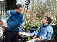 In aller Freundschaft – Hans-Peter Brenner (Michael Trischan, links) arbeitet mit seinem Kommilitonen Ferdinand Frey (Tobias van Dieken) ein Referat für sein Medizinstudium aus. Doch Ferdinand ist lustlos und die ganze Arbeit bleibt an Brenner hängen. Brenner will den Grund dafür herausfinden und bittet Ferdinand, ihn untersuchen zu dürfen.