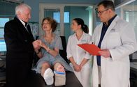 In aller Freundschaft – Werner Lemke (Nikol Voigtländer, li.) und seine Frau Victoria (Kathrin Ackermann, 2.v.li.) besitzen eine Tanzschule, sind seit fast 50 Jahre verheiratet und immer noch ist es die große Liebe. Nun hat sich Victoria das Sprunggelenk gebrochen und muss operiert werden. Oberschwester Arzu (Arzu Bazman, 2.v.re.) und Hans-Peter Brenner (Michael Trischan, re.) sind ganz beeindruckt von dem liebevollen Umgang der beiden.