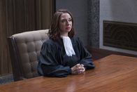 The Good Place – Lässt sich Richterin Gen (Maya Rudolph) tatsächlich von Michaels Einsatz für seine Freunde überzeugen oder will sie von ihren altbewährten Strukturen nicht abweichen?