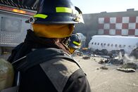 Mayday - Alarm im Cockpit – Feuerwehrleute löschten das Feuer des brennenden Flugzeugs nach dem Unfall.