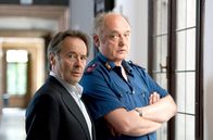 Donna Leon – Brunetti (Uwe Kockisch, li.) und Vianello (Karl Fischer) stehen vor einem Rätsel.