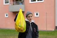 neoriginal: Becoming Charlie – Charlie (Lea Drinda) hat Snacks für die Clique besorgt, die schon an der Platte auf Charlie wartet.