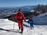 Harrys schönste Zeit – Harry Prünster (rechts) macht eine Skitour mit Naturpark-Ranger Julian Kogler auf den Dobratsch.