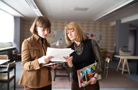 Zweiter und letzter Teil: Alice – Christiane Ensslin (Lilly Menke) und Alice (Nina Gummich) im EMMA-Büro.