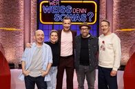 Wer weiß denn sowas? – moderatorin Jeanette Biedermann (2.v.l.) und den Musiker Gregor Meyle (2.v.r.). Dieses Motiv kann auch im Hochformat angefordert werden. Weitere Motive auf Anfrage.