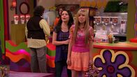 iCarly – Vorne, v.li.: Carly Shay (Miranda Cosgrove), Sam Puckett (Jennette McCurdy)
