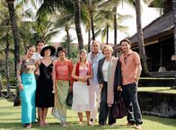 Das Traumhotel – Eine illustre Schar bevölkert das Traumhotel auf Bali (v.l.n.r.) die Hotelbesitzerin Franziska (Clelia Sarto), der "Bandmanager" Jan (Stefano Bernadin), die Gourmetköchin Maria (Marion Mitterhammer), das Zimmermädchen Sowiemon (Mandala Tayde), Leonie (Miriam Morgenstern), Hotelmanager Markus (Christian Kohlund), Hotelmanagerin Dorothee (Ruth Maria Kubitschek) und der unglücklich verliebte Roland (Ulrich Rheintaller).