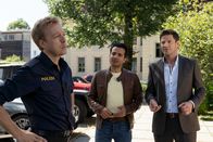 Die Rosenheim-Cops – Am Tatort gibt Polizeihauptmeister Mohr (Max Müller, l.) den Kommissaren Kaya (Baran Hêvî, M.) und Hansen (Igor Jeftić, r.) erste Informationen über das Opfer.