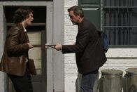 Dr. House – Der mit HIV infizierte Kalvin Ryan (Matthew John Armstrong, l.) fängt Dr. House (Hugh Laurie, r.) vor seiner Haustür ab, weil er hofft, von ihm Hilfe zu bekommen ...