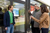 Die Rosenheim-Cops – Im Rahmen der Ermittlungen befragen die Kommissare Stadler (Dieter Fischer, M.) und Beck (Michaela Weingartner, r.) den Verkaufsleiter des Opfers, Luis Abt (Felix von Bredow, l.), zu seinem Chef.